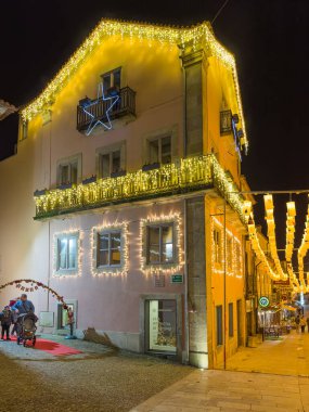 Santa Maria da Feira, Portekiz - Kasım 30 2023. Noel ışıklarıyla süslenmiş eski şehir sokaklarına bir aylağın bakış açısı. Perlim tema parkındaki dekorasyon aynı kalıyor.