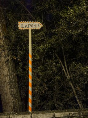 Tahta trafik oku Laponya yönünü gösteriyor. Laponya 'ya giden yolu gösteren Noel oku