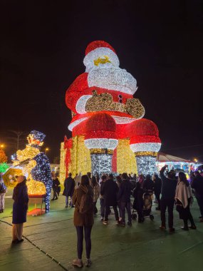 Porto, Portekiz - 8 Aralık 2023. Dünyanın en büyük Noel Baba 'sı 21 metre boyunda, 250 metre boyunda. 000 Noel ışığı. Şehrin sokaklarında Noel süsleri. Noel pazarı. Işıklar ve tatil süslemeleri şenlik ruhunu yansıtıyor. 