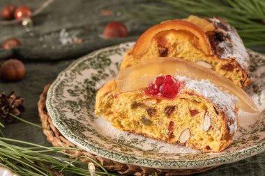 Bolo Rei ya da Kings Cake dilimleri ve arka planda Noel sezonu unsurları. Geleneksel Xmas pastası Noel, Karnaval veya Mardi Gras için yapılır..