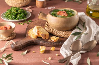 Portekiz mutfağında Caldo Verde popüler çorbası. Caldo verde için geleneksel malzemeler patates, soğan, sarımsak, karalahana, sucuk, zeytinyağı ve tuzdur. Rahatlatıcı bir çorba ve tipik olarak mısır ekmeğiyle servis edilir.