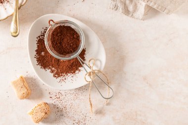 Güzel geçmiş. Ele geçirilmiş çiğ kakao tozu ve yüzeye serpilmiş. Üst görünüm.