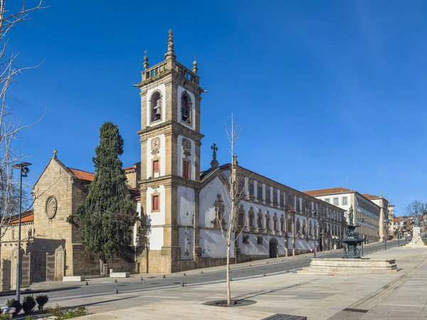 ポルトガル北部サン ドミンゴ教会としても知られる秋のヴィラ リアルセ大聖堂のファサード ストック画像