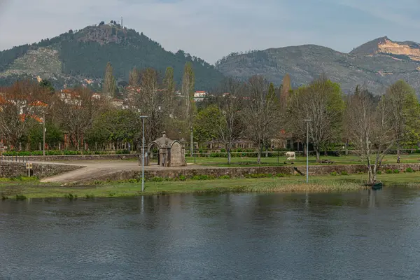 Portekiz 'in Kuzey Minho bölgesinde Ponte de Lima' daki Lima Nehri 'ne bakın..