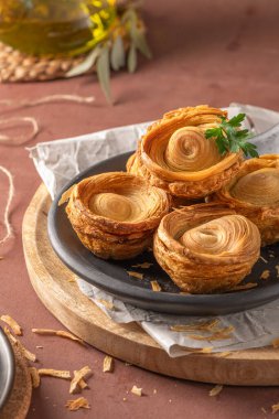 Covilhetes, geleneksel olarak siyah kil kalıplarda pişirilmiş Maronese dana etiyle dolu hamur işleri (Bisalhaes 'den siyah kil, bölgede geleneksel çömlek). Tipik Vila Real, Portekiz hamur işleri.