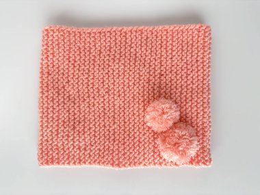 Beyaz arka planda izole edilmiş yumuşak pembe dantelli yuvarlak eşarp. Moda çocuk aksesuarı.