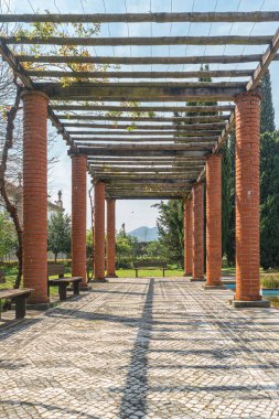 Ponte de Lima 'daki Arnado Parkı. Portekiz. Bu Park, Lima Nehri 'nin kıyılarını geliştirme projesinin ayrılmaz bir parçası ve hem kültürel hem de eğlence amaçlı olması amaçlanıyor.