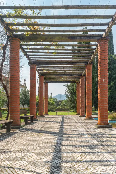 Ponte de Lima 'daki Arnado Parkı. Portekiz. Bu Park, Lima Nehri 'nin kıyılarını geliştirme projesinin ayrılmaz bir parçası ve hem kültürel hem de eğlence amaçlı olması amaçlanıyor.