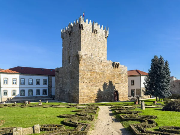 Chaves Kalesi 'ndeki dış cephe kulesine bakın. Chaves şehrindeki ikonik bir anıt. Portekiz mirası.