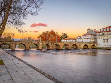Trajan 'ın Roma köprüsünün görüntüsü, Tamega Nehri, Chaves, Portekiz' e yansıyor.