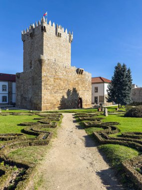 Chaves Kalesi 'ndeki dış cephe kulesine bakın. Chaves şehrindeki ikonik bir anıt. Portekiz mirası.