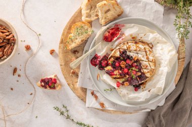 Kırmızı meyve reçeli eklenmiş fırında peynirli camembert peyniri. Üst Manzara. Düz katman