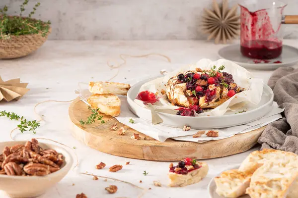 Kırmızı meyve reçeli ile birlikte fırında peynirli camembert peyniri