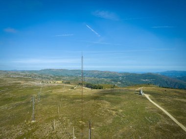 Serra da Freita, Arouca Geopark, Portekiz 'de hava durumu radarına yakın. Dağ manzarası