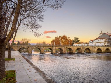Trajan 'ın Roma köprüsünün görüntüsü, Tamega Nehri, Chaves, Portekiz' e yansıyor.