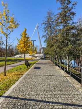Portekiz, Chaves 'teki Tamega Nehri şehir parkı boyunca görüntüle