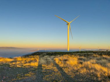 Rüzgar türbinli Lansdcape. Portekiz 'in merkezinde, Serra da Freita Arouca Geopark' ın ortasında yenilenebilir enerji