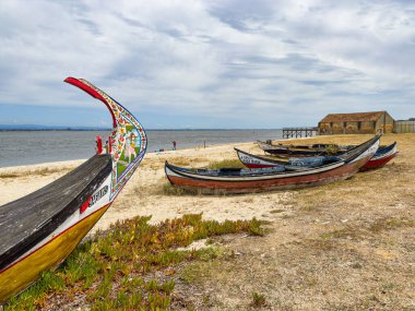 AVEIRO, PORTUGAL - 5 Temmuz 2023: Portekiz, Aveiro yakınlarındaki Aveiro, Portekiz yakınlarındaki Murtosa kasabasında bir zamanlar Aveiro gölünde alg toplayan tipik balıkçı tekneleri