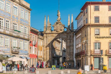 BRAGA, PORTUGAL - CIRCA FEBRUARY 2019: Rua Souto Kemeri yaygın olarak Arco da Porta Nova olarak adlandırılan bir 18. yüzyıl törensel kemer