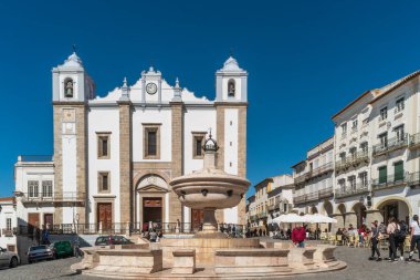 EVORA, PORTUGAL - CIRCA MARCH 2019: Evora, Portekiz 'deki Giraldo Meydanı (Praca do Giraldo). Evora bir UNESCO Dünya Mirası Alanı.