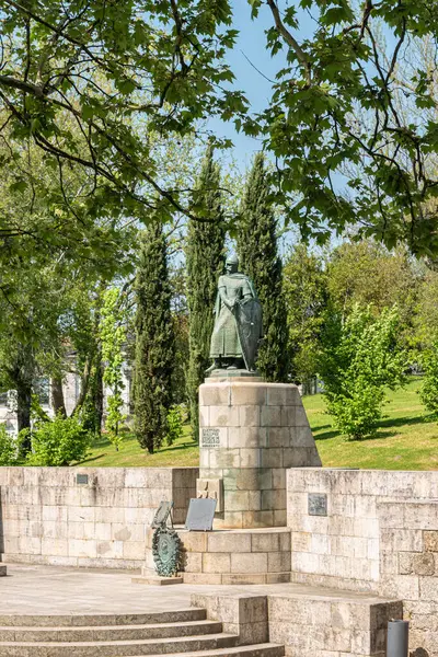Guimaraes, Portekiz - CIRCA APRIL 2018: Portekiz 'in ilk kralı Antonio Soares dos Reis tarafından yapılan Afonso Henriques heykelinin heykeli. Guimaraes, Portekiz