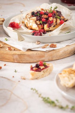 Kırmızı meyve reçeli ile birlikte fırında peynirli camembert peyniri