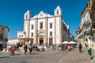 EVORA, PORTUGAL - CIRCA MARCH 2019: Evora, Portekiz 'deki Giraldo Meydanı (Praca do Giraldo). Evora bir UNESCO Dünya Mirası Alanı.