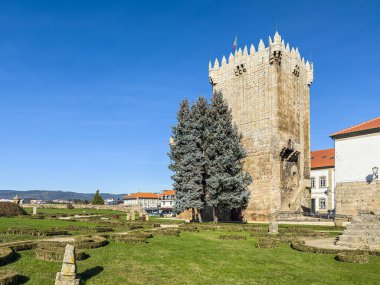 Chaves Kalesi 'ndeki dış cephe kulesine bakın. Chaves şehrindeki ikonik bir anıt. Portekiz mirası.