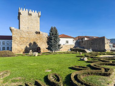 Chaves Kalesi 'ndeki dış cephe kulesine bakın. Chaves şehrindeki ikonik bir anıt. Portekiz mirası.