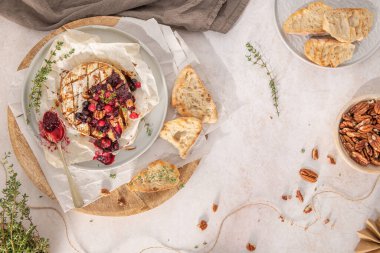 Kırmızı meyve reçeli eklenmiş fırında peynirli camembert peyniri. Üst Manzara. Düz katman