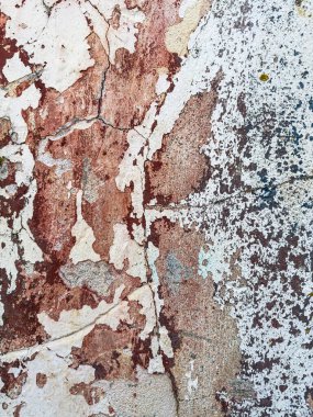 Eski yıpranmış duvar arkaplan dokusu. Kırmızı, kirli, alçıdan duvardan dökülen boya taneleri..