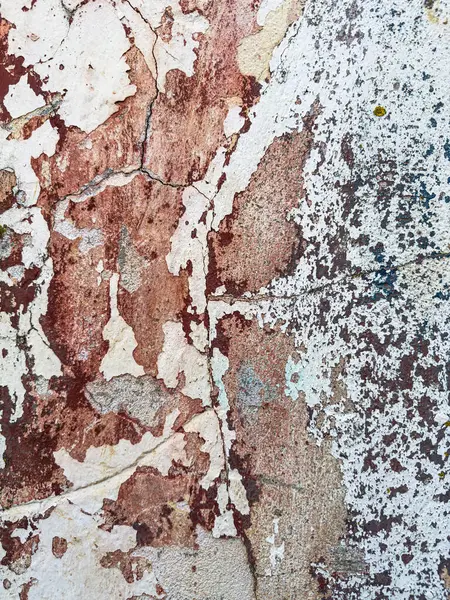 Eski yıpranmış duvar arkaplan dokusu. Kırmızı, kirli, alçıdan duvardan dökülen boya taneleri..