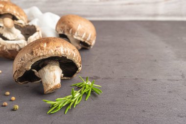 Şampiyon mantarları ve gri arka planda biberiye. Kopyalama alanı ile kapat