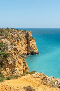 Panoramik manzara, Portekiz, Algarve 'deki Lagos yakınlarında Ponta da Piedade. Algarve bölgesindeki Ponta da Piedade 'de kayalar.