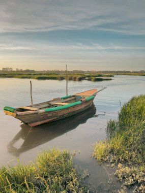 Tipik bir balıkçı teknesi Ovar, Portekiz ile Ria de Aveiro 'da günbatımı manzarası