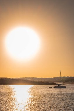 Alvor Limanı, gün batımında Güney Portekiz, Algarve 'de bir tekne..