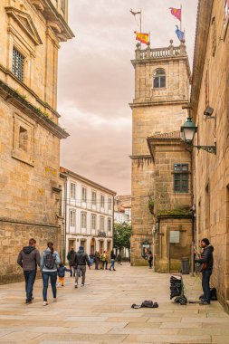 SANTIAGO DE COMPOSTELA, SPAIN - 17 Şubat 2019 Santiago de Compostela Meydanı yakınlarındaki Santiago de Compostela Caddesi. Eski hacı rotalarının bitiş noktası Camino de Santiago ya da St. James Yolu. Galiçya, İspanya.