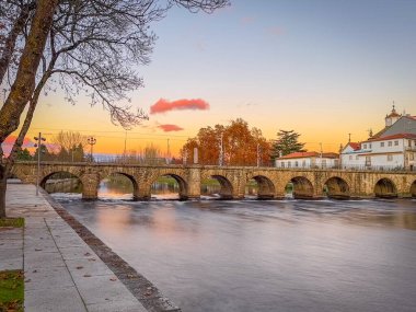 Trajan 'ın Roma köprüsünün görüntüsü, Tamega Nehri, Chaves, Portekiz' e yansıyor.