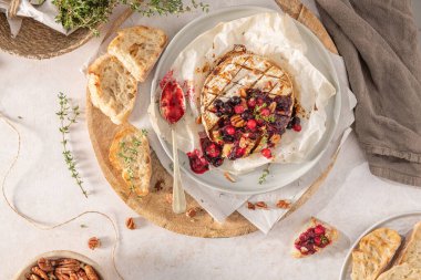 Kırmızı meyve reçeli eklenmiş fırında peynirli camembert peyniri. Üst Manzara. Düz katman