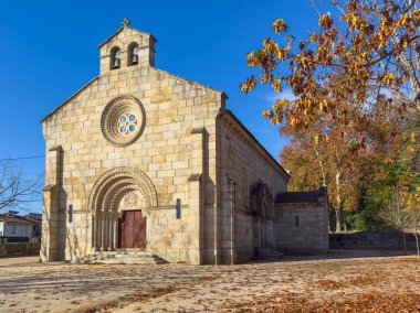 Vidago 'ya gebe Meryem Kilisesi cephesi. Vidago, Portekiz 'in Chaves belediyesine bağlı bir köydür.