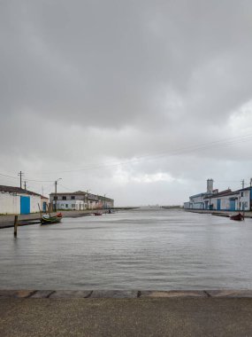 Yağmurlu bir günde Ovar, ria de Aveiro, Portekiz 'deki Ribeira rıhtımında manzara.