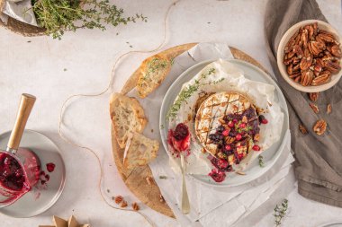 Kırmızı meyve reçeli eklenmiş fırında peynirli camembert peyniri. Üst Manzara. Düz katman