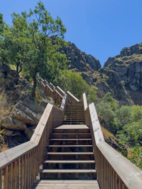 Mondego Nehri Vadisi boyunca uzanan ve çevresindeki Serra da Estrela uçurumlarının manzarası. Caldeirao Barajı, Guarda, Portekiz