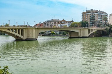 İspanya, Seville 'deki Guadalquivir nehri üzerindeki Triana köprüsü.