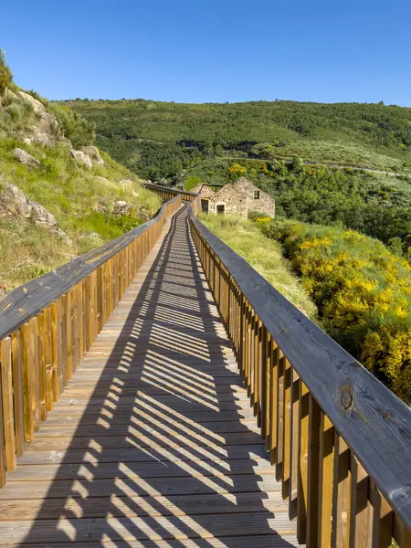 stock image Landscape of the Mondego Walkways along the Mondego river valley with the surrounding Serra da Estrela cliffs. Caldeirao dam, Guarda, Portugal