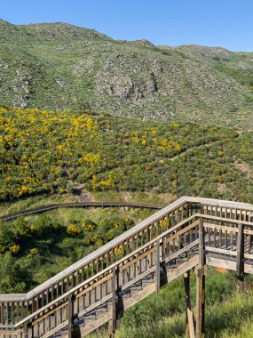 Mondego Nehri Vadisi boyunca uzanan ve çevresindeki Serra da Estrela uçurumlarının manzarası. Caldeirao Barajı, Guarda, Portekiz