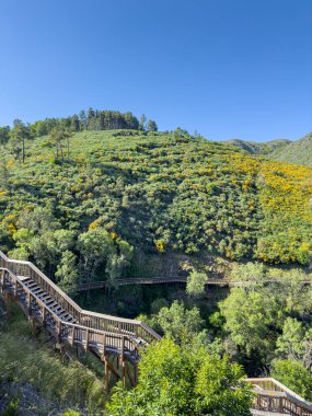 Mondego Nehri Vadisi boyunca uzanan ve çevresindeki Serra da Estrela uçurumlarının manzarası. Caldeirao Barajı, Guarda, Portekiz