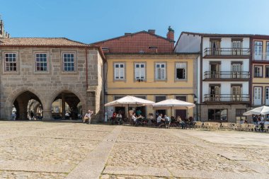 Guimaraes, Portekiz - 26 Nisan 2018. Largo da Oliveira, Portekiz 'in Guimaraes şehrinin ana meydanı..