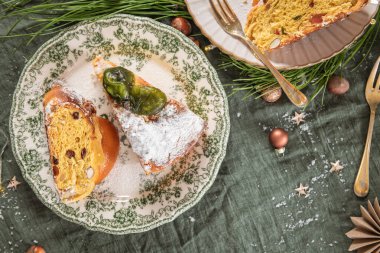 Bolo Rei ya da Kings Cake dilimleri ve arka planda Noel sezonu unsurları. Geleneksel Xmas pastası Noel, Karnaval veya Mardi Gras için yapılır..