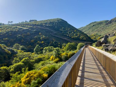 Mondego Nehri Vadisi boyunca uzanan ve çevresindeki Serra da Estrela uçurumlarının manzarası. Caldeirao Barajı, Guarda, Portekiz